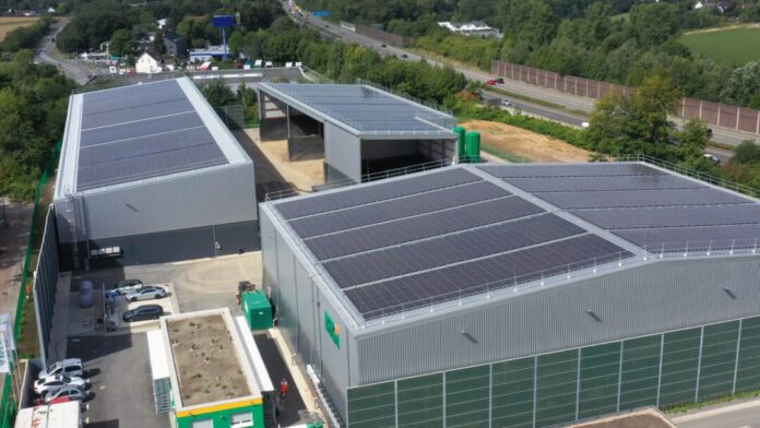 Mit rund 4.500 Quadratmetern Dachfläche und 2.200 verbauten Modulen ist die PV-Anlage auf dem Dach der Bodenrecyclinganlage die größte Aufdach-PV-Anlage der WSW. Foto: AWG