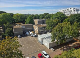 Umbauarbeiten am Schulkörper der Erich Kästner Schule in Ratingen West kurz vor Ende der Sommerferien 2025, Bild: Alexander Heinz