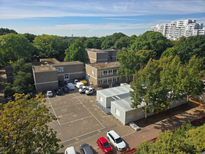 Baustelle Erich Kästner Schule Umbauarbeiten am Schulkörper der Erich Kästner Schule in Ratingen West kurz vor Ende der Sommerferien 2025, Bild: Alexander Heinz