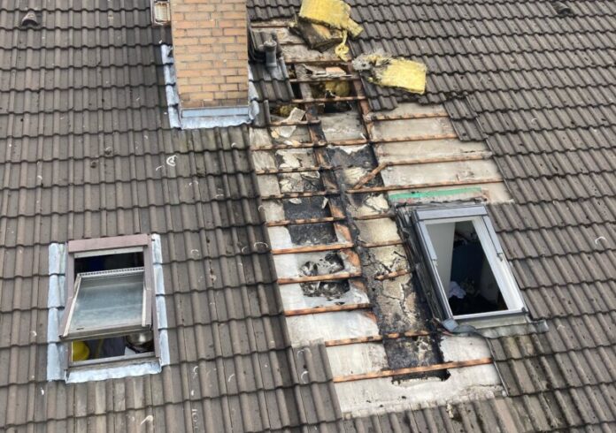 Zu dem Brand kam es im Dachgeschoss des Hauses. Foto: Polizei