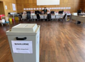 Die letzten Vorbereitungen im Briefwahllokal im Rathaus sind angelaufen. Foto: Kreisstadt Mettmann
