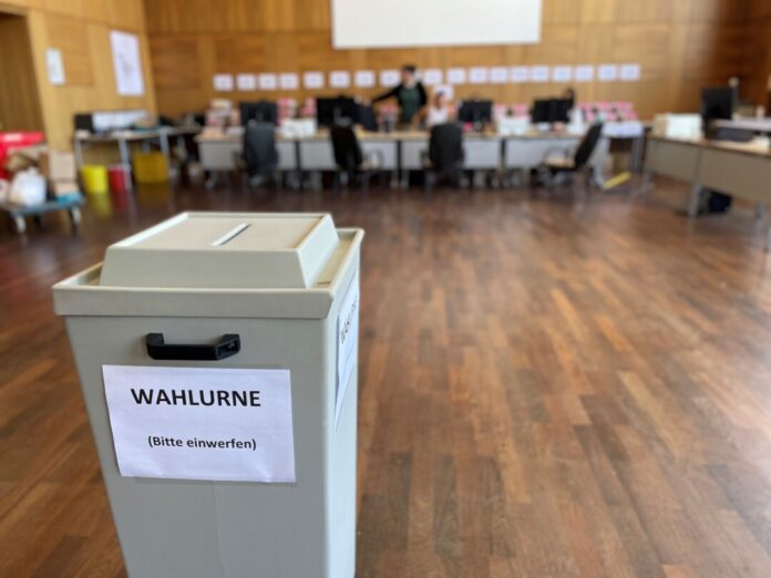 Die letzten Vorbereitungen im Briefwahllokal im Rathaus sind angelaufen. Foto: Kreisstadt Mettmann