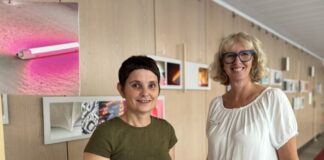 Die Mettmanner Künstlerin Susann Bürger (links) und Ute Wiegand, Leiterin des Beratungs-Centers am Jubiläumsplatz, eröffnen die Fotoausstellung. Foto: Kreissparkasse