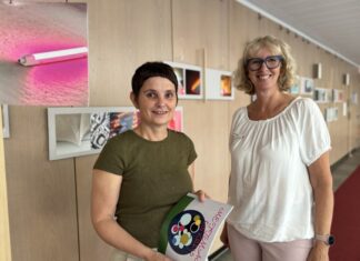 Die Mettmanner Künstlerin Susann Bürger (links) und Ute Wiegand, Leiterin des Beratungs-Centers am Jubiläumsplatz, eröffnen die Fotoausstellung. Foto: Kreissparkasse