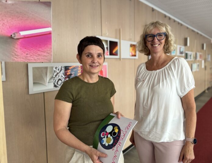 Die Mettmanner Künstlerin Susann Bürger (links) und Ute Wiegand, Leiterin des Beratungs-Centers am Jubiläumsplatz, eröffnen die Fotoausstellung. Foto: Kreissparkasse