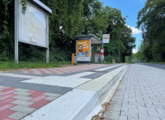 Die Bushaltestelle „Jägerhaus“ in Hochdahl verfügt bereits über eine barrierefreie Bordsteinkante sowie ein mobilitätsgerechtes Blindenleitsystem. Foto: Stadt Erkrath
