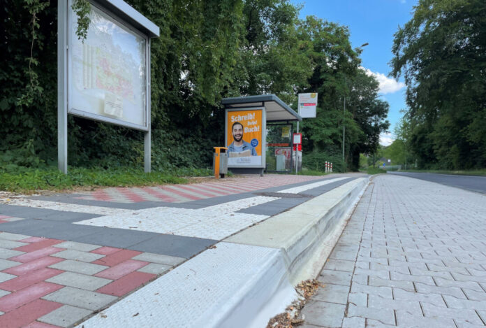 Die Bushaltestelle „Jägerhaus“ in Hochdahl verfügt bereits über eine barrierefreie Bordsteinkante sowie ein mobilitätsgerechtes Blindenleitsystem. Foto: Stadt Erkrath