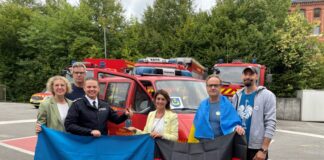 Schlüsselübergabe auf der Wache (von links): Bürgermeisterin Sandra Pietschmann, Arne Vieweg, Abteilungsleiter Technik der Feuerwehr, Sebastian Thews, kommissarischer Leiter des Amtes für Brandschutz und Rettungswesen, Linda Mai, Vorsitzende Blau-Gelbes Kreuz, Otto Grochtdreis und Roman Ganovschii, Blau-Gelbes Kreuz. Foto: Kreisstadt Mettmann