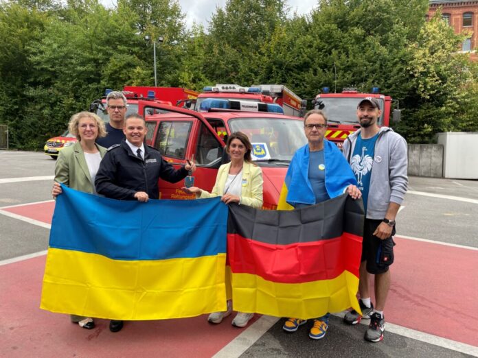 Schlüsselübergabe auf der Wache (von links): Bürgermeisterin Sandra Pietschmann, Arne Vieweg, Abteilungsleiter Technik der Feuerwehr, Sebastian Thews, kommissarischer Leiter des Amtes für Brandschutz und Rettungswesen, Linda Mai, Vorsitzende Blau-Gelbes Kreuz, Otto Grochtdreis und Roman Ganovschii, Blau-Gelbes Kreuz. Foto: Kreisstadt Mettmann