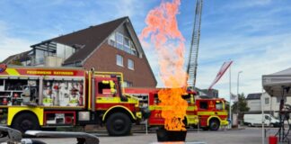 Der Rote Hahn, wie das Feuer in Fachkreisen genannt wird, Hier beim vergangenen Dorffest, Bild: Feuerwehr Lintorf