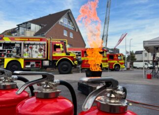 Der Rote Hahn, wie das Feuer in Fachkreisen genannt wird, Hier beim vergangenen Dorffest, Bild: Feuerwehr Lintorf
