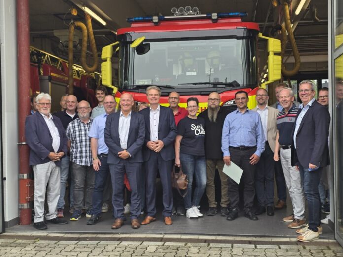 Feuerwehr UVR 2025 A Besuch bei der Feuerwehr, UVR Mitglieder und der Beigeordnete Harald Filip (rechts im Bild vorne), Bild: Alexander Heinz