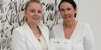 Michelle Misch von der AOK und Schulleiterin Antje Häusler haben die Kooperationsvereinbarung unterzeichnet.