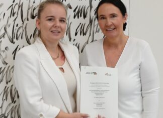 Michelle Misch von der AOK und Schulleiterin Antje Häusler haben die Kooperationsvereinbarung unterzeichnet.