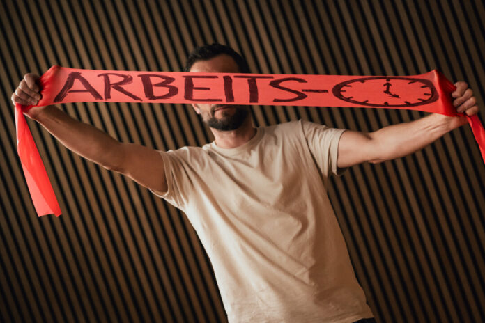 Gummiband-Arbeitszeit Die Stunden im Job lassen sich nicht wie ein Gummiband ziehen, sagt die Gewerkschaft Nahrung-Genuss-Gaststätten. Foto: NGG/Tobias Seifert