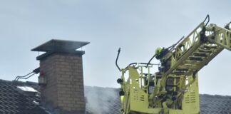Per Drehleiter gelangte die Feuerwehr zu dem Dachstuhl. Foto: FW Ratingen