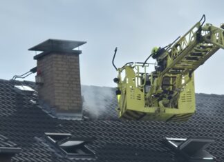 Per Drehleiter gelangte die Feuerwehr zu dem Dachstuhl. Foto: FW Ratingen