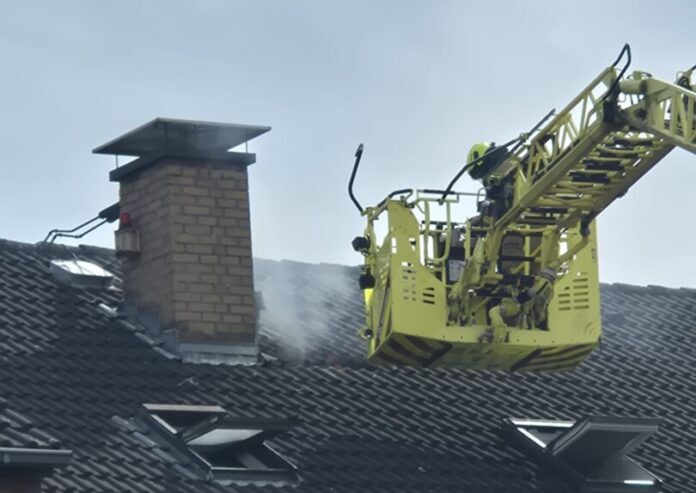 Per Drehleiter gelangte die Feuerwehr zu dem Dachstuhl. Foto: FW Ratingen