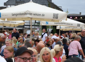 Auf dem Weinfest in Velbert war bereits am ersten Tag einiges los. Foto: Volkmann