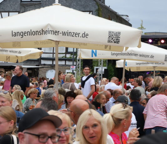 Auf dem Weinfest in Velbert war bereits am ersten Tag einiges los. Foto: Volkmann