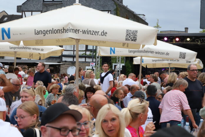 Auf dem Weinfest in Velbert war bereits am ersten Tag einiges los. Foto: Volkmann