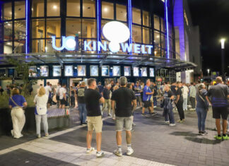 Entspannt und gut gelaunt gingen die MSV-Fans nach der Filmschau in die Nacht. Foto: Volkmann