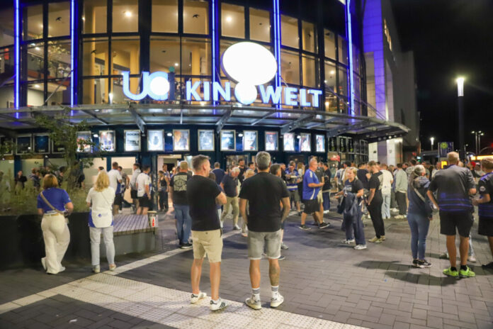 Entspannt und gut gelaunt gingen die MSV-Fans nach der Filmschau in die Nacht. Foto: Volkmann