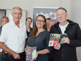 Bürgermeister Michael Beck, Laura Jüngst und VHS-Direktor Rüdiger Henseling. Foto: Volkmann
