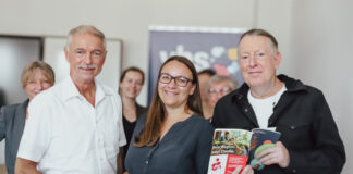 Bürgermeister Michael Beck, Laura Jüngst und VHS-Direktor Rüdiger Henseling. Foto: Volkmann