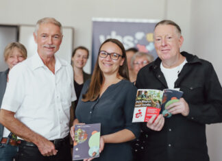 Bürgermeister Michael Beck, Laura Jüngst und VHS-Direktor Rüdiger Henseling. Foto: Volkmann