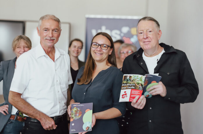 Bürgermeister Michael Beck, Laura Jüngst und VHS-Direktor Rüdiger Henseling. Foto: Volkmann