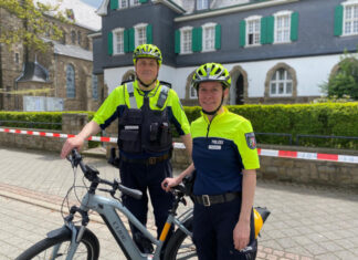 Polizeihauptkommissarin Saskia Pletsch und Polizeihauptkommissar Jens Jaraczewski-Kuhlen von der Kreisverkehrswacht laden erneut zu einem Pedelec-Training ein. Foto: Polizei