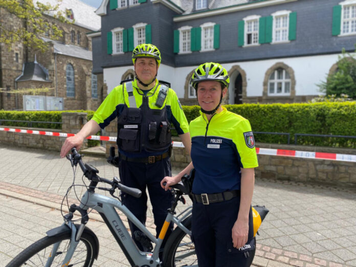 Jens_Saskia Polizeihauptkommissarin Saskia Pletsch und Polizeihauptkommissar Jens Jaraczewski-Kuhlen von der Kreisverkehrswacht laden erneut zu einem Pedelec-Training ein. Foto: Polizei