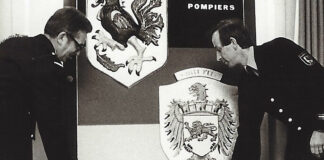 Eines der wenigen Fotos zeigt Horst Joppien (r.) 1984 beim Enthüllen eines Wappens auf der Feuerwache Haan, welches die Verbundenheit der Feuerwehren der Partnerstädte Haan und Eu (Frankreich) symbolisiert. Foto: Feuerwehr Haan