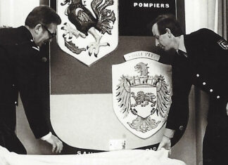 Eines der wenigen Fotos zeigt Horst Joppien (r.) 1984 beim Enthüllen eines Wappens auf der Feuerwache Haan, welches die Verbundenheit der Feuerwehren der Partnerstädte Haan und Eu (Frankreich) symbolisiert. Foto: Feuerwehr Haan