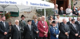 Andreas Kellersmann (Mitte, rote Jacke) inmitten seiner Kollegen beim Schützenumzug in Ratingen, Bild: Alexander Heinz