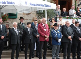 Andreas Kellersmann (Mitte, rote Jacke) inmitten seiner Kollegen beim Schützenumzug in Ratingen, Bild: Alexander Heinz
