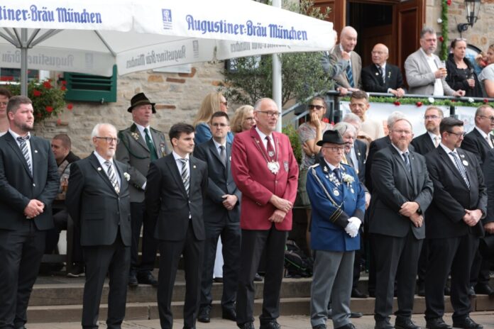 Kellersmann in Ratingen Andreas Kellersmann (Mitte, rote Jacke) inmitten seiner Kollegen beim Schützenumzug in Ratingen, Bild: Alexander Heinz