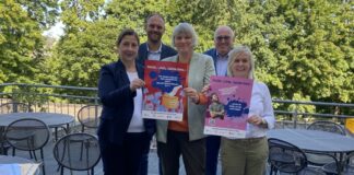 Beate Haase (Geschäftsführerin AWO Kreis Mettmann), Bastian Pallmeier (Geschäftsführer Diakonie im Kirchenkreis Düsseldorf Mettmann), Ute Feldbrügge (Geschäftsführerin Der Paritätische Kreis Mettmann), Hans-Werner Wolff (Vorstand Caritasverband für den Kreis Mettmann) und Heike Trottenberg (stellv. Geschäftsführerin Deutsches Rotes Kreuz Mettmann) jeweils mit Plakaten der gemeinsamen neuen Kampagne zur Kommunalwahl. Foto: AWO