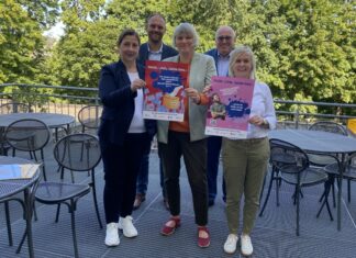 Beate Haase (Geschäftsführerin AWO Kreis Mettmann), Bastian Pallmeier (Geschäftsführer Diakonie im Kirchenkreis Düsseldorf Mettmann), Ute Feldbrügge (Geschäftsführerin Der Paritätische Kreis Mettmann), Hans-Werner Wolff (Vorstand Caritasverband für den Kreis Mettmann) und Heike Trottenberg (stellv. Geschäftsführerin Deutsches Rotes Kreuz Mettmann) jeweils mit Plakaten der gemeinsamen neuen Kampagne zur Kommunalwahl. Foto: AWO