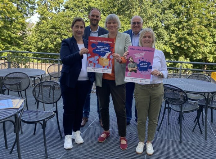 Beate Haase (Geschäftsführerin AWO Kreis Mettmann), Bastian Pallmeier (Geschäftsführer Diakonie im Kirchenkreis Düsseldorf Mettmann), Ute Feldbrügge (Geschäftsführerin Der Paritätische Kreis Mettmann), Hans-Werner Wolff (Vorstand Caritasverband für den Kreis Mettmann) und Heike Trottenberg (stellv. Geschäftsführerin Deutsches Rotes Kreuz Mettmann) jeweils mit Plakaten der gemeinsamen neuen Kampagne zur Kommunalwahl. Foto: AWO