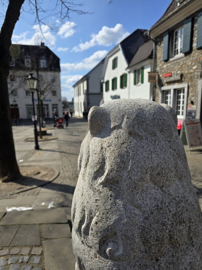 Der Löwe vor dem Ratinger Extrablatt, Bild: Alexander Heinz