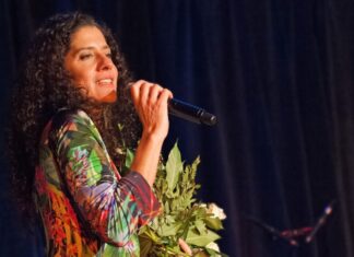Marcia Bittencourt präsentiert gemeinsam mit ihren Musikern den Zauber brasilianischer Musik. Foto: Gabriele Witter