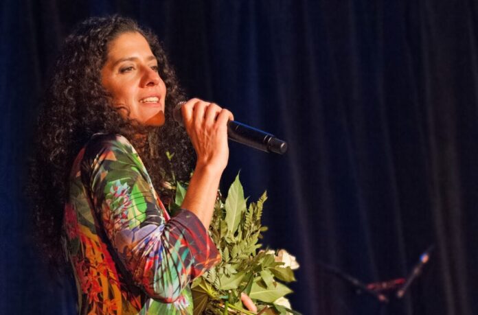 Marcia Bittencourt präsentiert gemeinsam mit ihren Musikern den Zauber brasilianischer Musik. Foto: Gabriele Witter