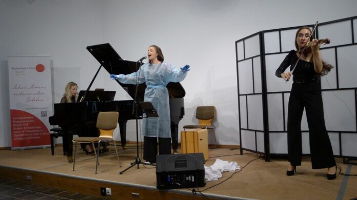 Die drei Frauen verbinden Medizin und Musik - in Hösel kam das gut an. Foto: Thomas Bothmann