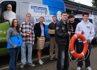Bereichsleiterin Susanne Kluthe begrüßt die neuen Auszubildenden bei den Stadtwerken Ratingen: Mario Scholderer, Alexander Saunus, Kjell Dieterichs, Derya Kahraman, Zoe Herrmann, Julian Kehl und Luis Marquardt. Bild: Achim Blazy