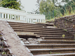 Die marode Treppe ist eine der Baustellen auf dem evangelischen Friedhof in Neviges. Foto: Volkmann