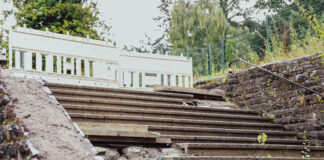 Die marode Treppe ist eine der Baustellen auf dem evangelischen Friedhof in Neviges. Foto: Volkmann