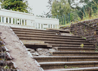 Die marode Treppe ist eine der Baustellen auf dem evangelischen Friedhof in Neviges. Foto: Volkmann