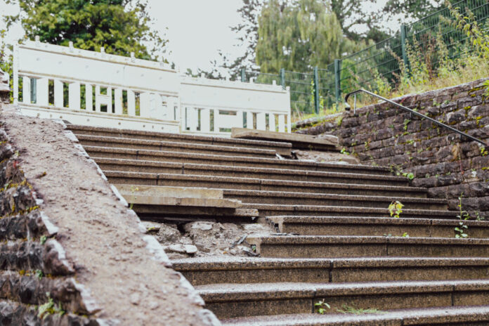 Die marode Treppe ist eine der Baustellen auf dem evangelischen Friedhof in Neviges. Foto: Volkmann